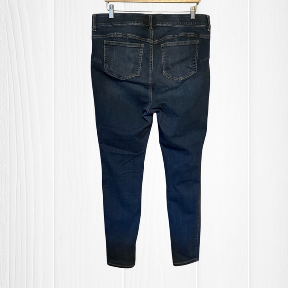 TORRID Bombshell Skinny Jean - Premium Stretch Dark Wash - Picture 9 of 13